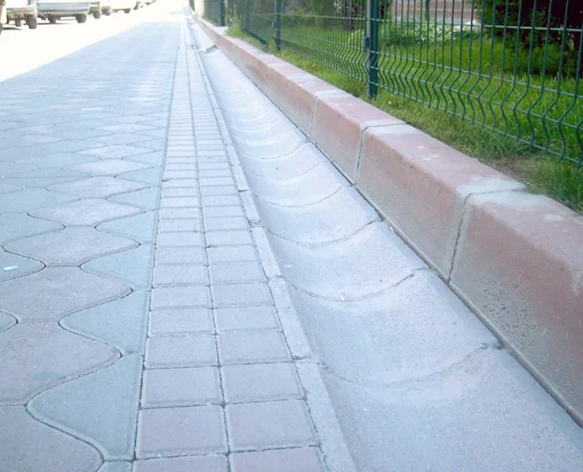 Yağmur suyunun kontrollü toplanması ve tahliyesi için drenaj olukları.